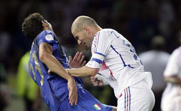 Zidane da un cabezazo a Materazzi en su último partido como futbolista.  REUTERS/Peter Schols