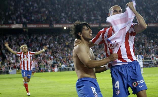 Pernía y el Kun celebran un gol en el Calderón.  AP