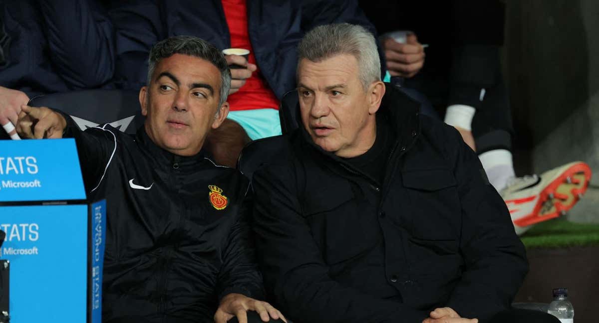 Javier Aguirre, durante el partido ante el Barcelona. /AFP