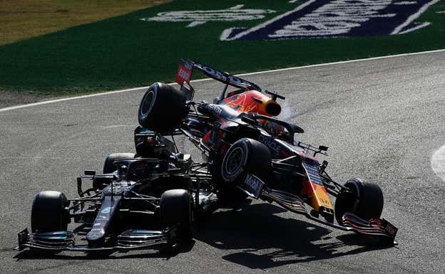 Max Verstappen, encima del Mercedes de Lewis Hamilton, en el GP de Italia 2021 de F1.  EFE