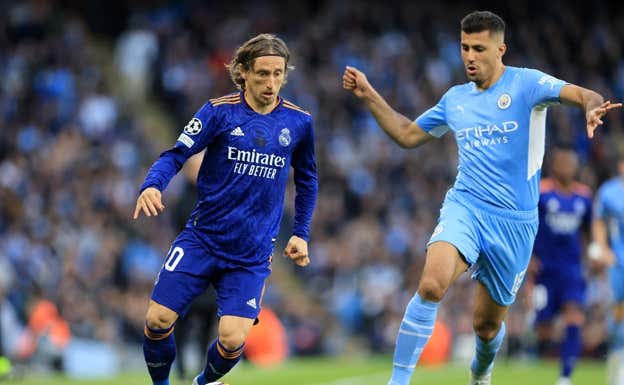 Rodri tratando de quitarle el balón a Modric en el partido de semifinales ante el Real Madrid la pasada temporada.  AFP