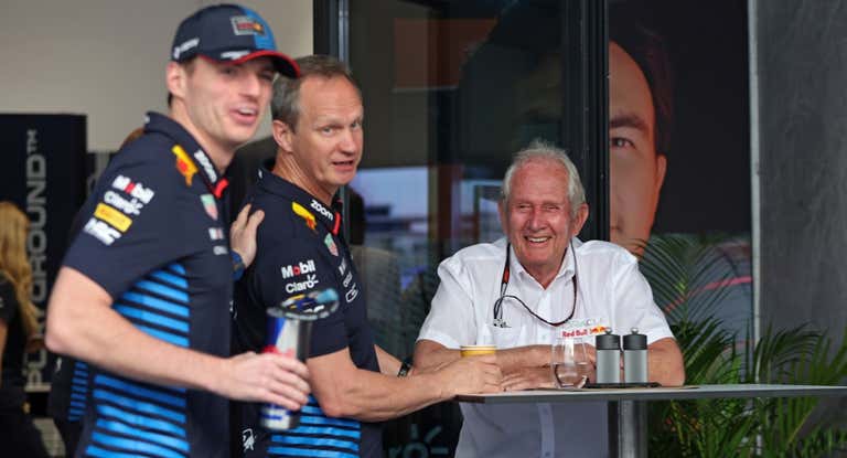 Max Verstappen, Paul Monaghan, jefe de ingenieros en Red Bull, y Helmut Marko, en Yeda.