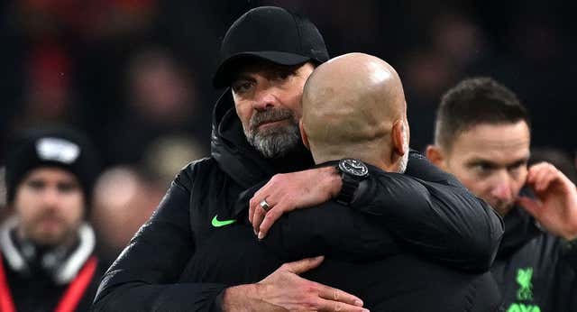 El Liverpool – City deja una patada voladora, un enfado y un abrazo de leyendas: «Podría jugar al pádel, es español»