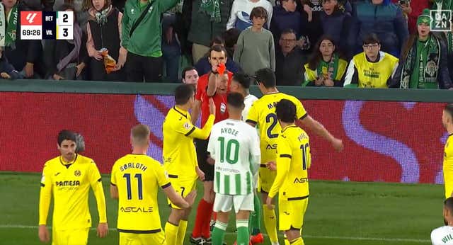 El primer show del Chimy en el Betis con Alberto Moreno: dos rojas, encarándose con el árbitro y pellizco en la oreja