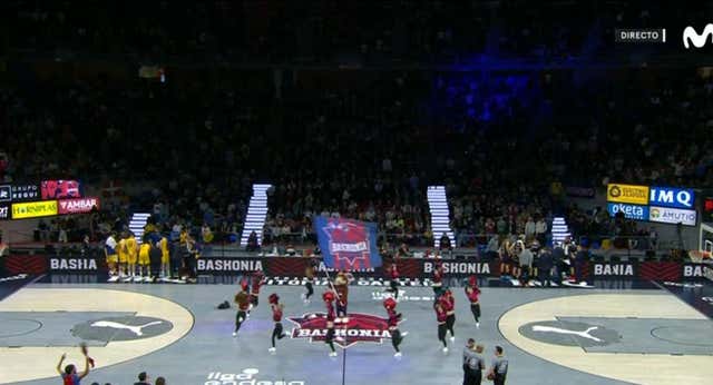 Susto en el Buesa Arena: un foco se cae durante un tiempo muerto del Baskonia – Barça y casi roza a una cheerleader