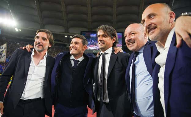 Marotta junto a Zanetti e Inzaghi, entre otros dirigentes del Inter.  AFP