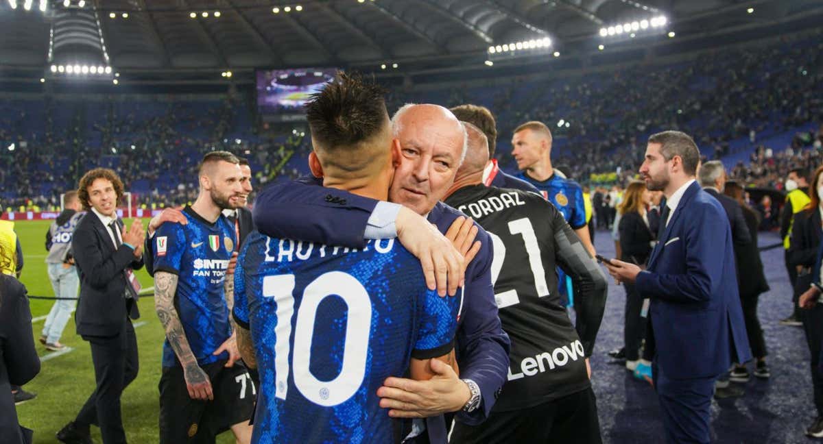 Marotta abraza a Lautaro tras ganar la final de Coppa Italia. /AFP