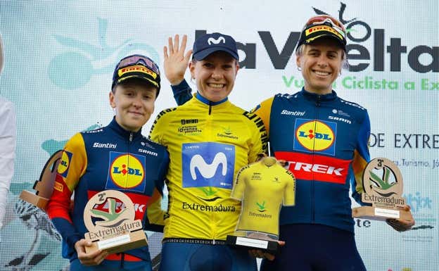 Mareille Meijering, de amarillo entre dos Lidl-Trek: Gaia Realini y Brodie Chapman.  MOVISTAR TEAM / SPRINT CYCLING