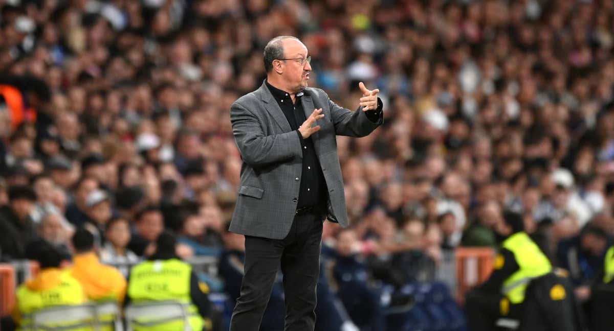 Rafa Benítez da instrucciones durante el partido ante el Madrid. /Getty