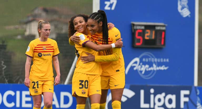 Vicky López y Salma Paralluelo, jugadoras del Barça, durante la victoria del equipo azulgrana ante la Real Sociedad.