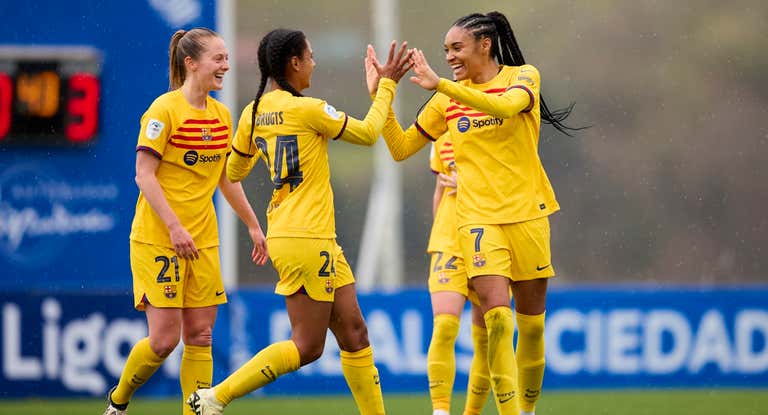 Salma Parallelo celebrando un gol con Esmee.