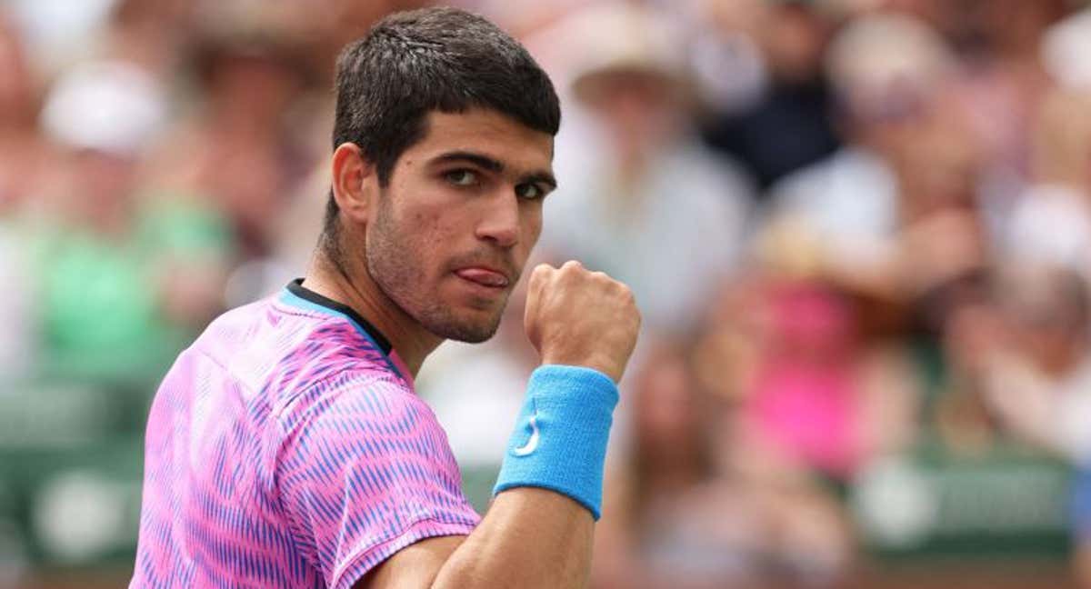 Carlos Alcaraz celebra un punto durante la tercera ronda de Indian Wells. /CLIVE BRUNSKILL / GETTY IMAGES