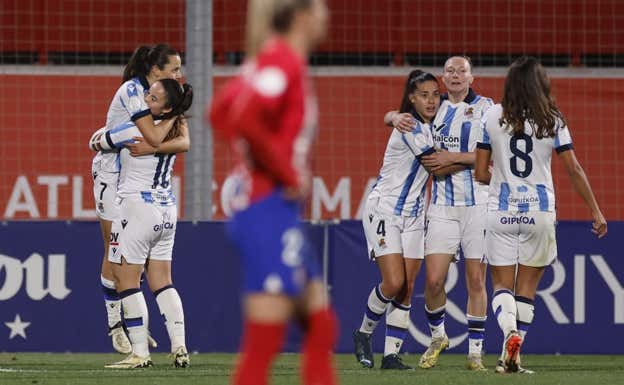 Las jugadoras de la Real Sociedad celebran el tanto en Amaiur Sarriegi en la ida.  Efe