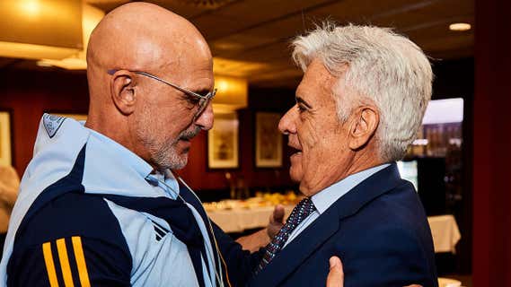 Luis de la Fuente abraza a Pedro Rocha en un acto de la RFEF./Efe