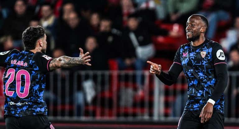 Isaac celebra con Lukebakio el empate del Sevilla.