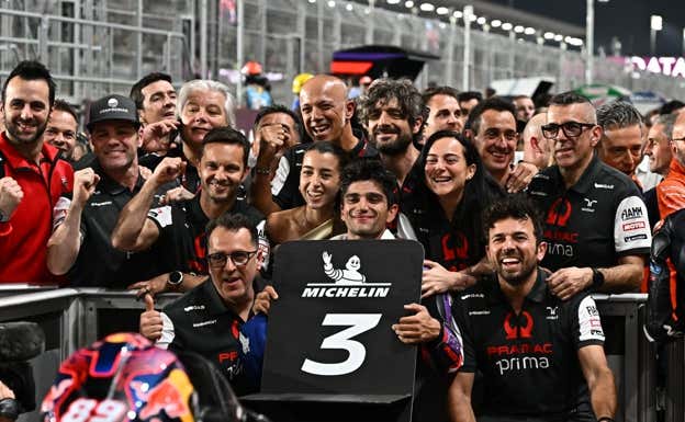Jorge Martín celebra con su equipo el podio del GP de Catar 2024 de MotoGP.  EP