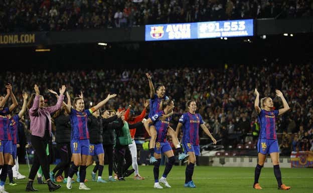 Las jugadoras del Barça celebran la victoria en el Camp Nou.  REUTERS
