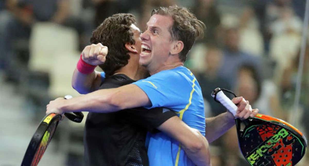 Paquito Navarro y Juan Lebrón celebran una victoria.
