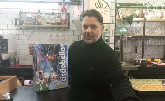 Carlo, de Don Kilo, con un muñeco de Maradona. RELEVO