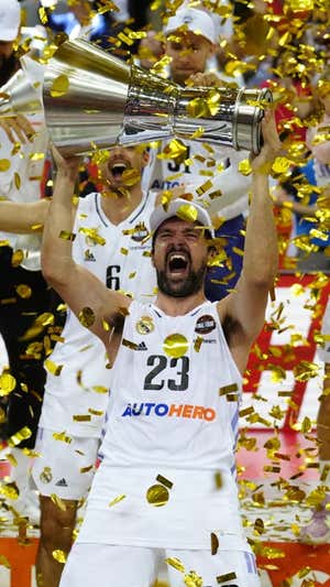Sergio Llull con el trofeo de la Euroliga. Efe