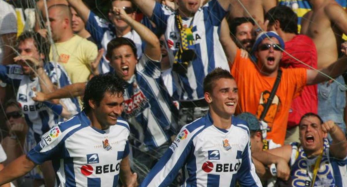 Carlos Bueno y Antoine Griezmann celebran uno de los tres goles que el uruguayo e marcó al Cádiz. /Efe