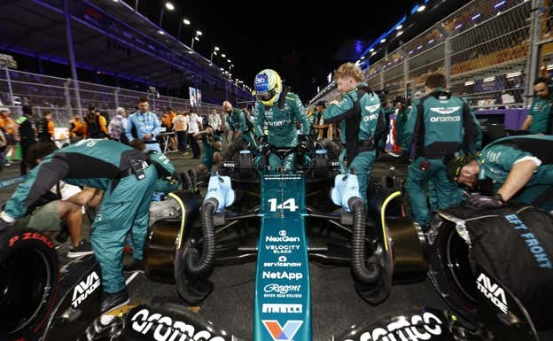 Fernando Alonso se baja del AMR24 en la parrilla de Yeda.  Aston Martin
