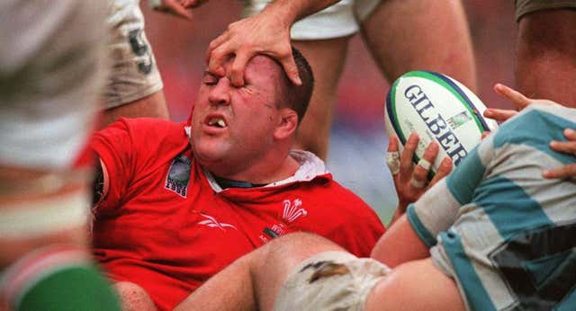 El héroe del rugby galés que estuvo a punto de arruinar su vida por su adicción al pegamento