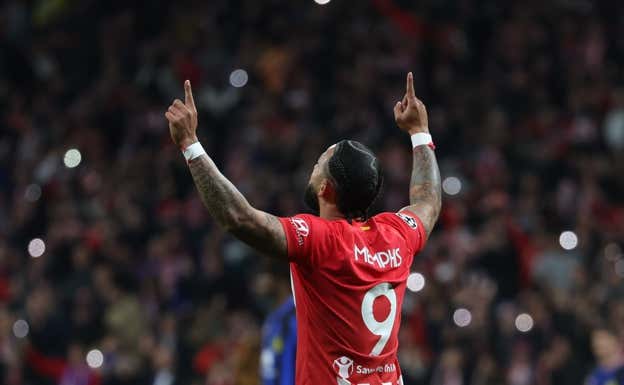Memphis celebra el gol que mandó el partido a la prórroga.  EFE
