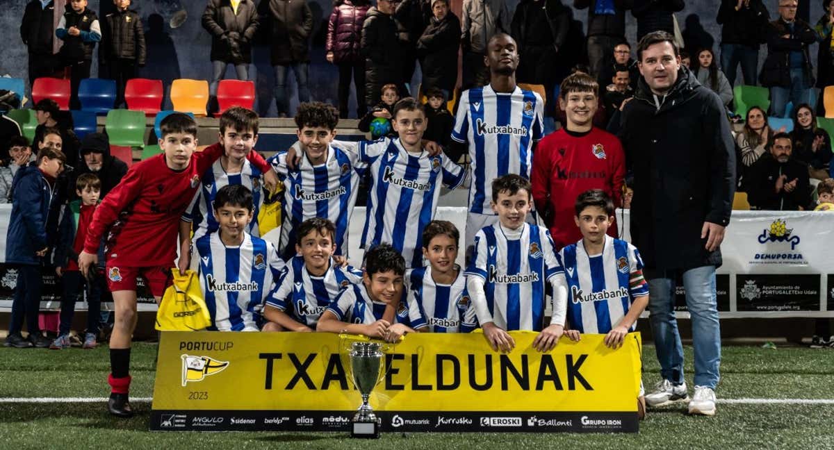 Alfredo Alogo, en un torneo con la Real Sociedad. /Twitter