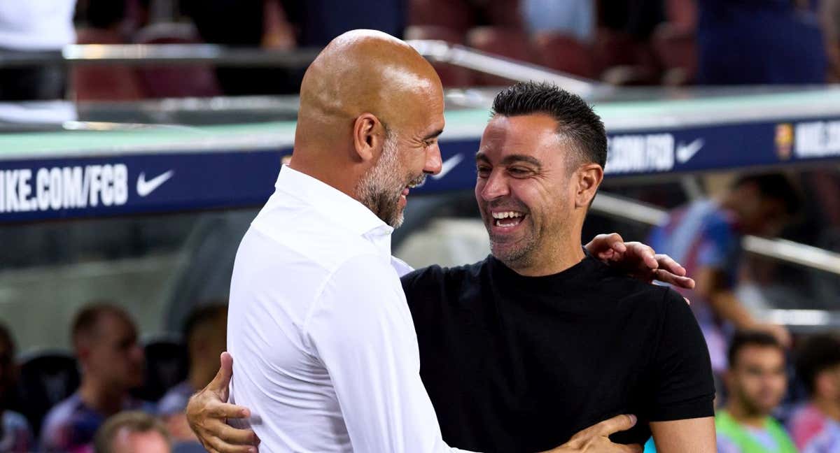 Guardiola saluda a Xavi en un encuentro reciente entre ambos. /GETTY