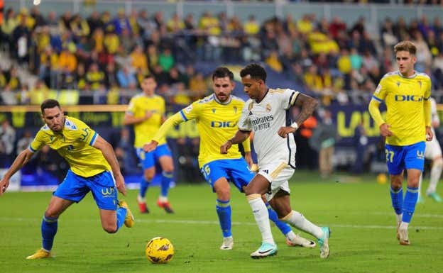 Joseba Zaldua trasta de frenar el avance de Rodrygo Goes.  Cadiz CF