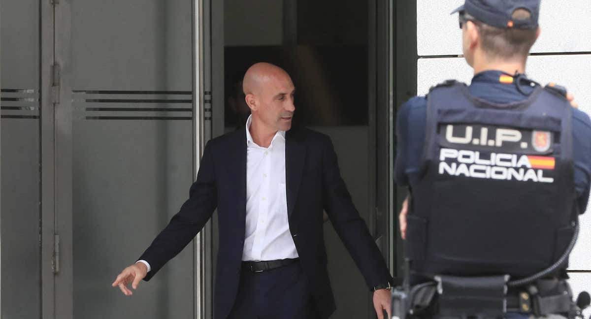 Luis Rubiales, a su salida de la Audiencia Nacional tras declarar como investigado de un delito de agresión sexual y coacciones a la futbolista Jenni Hermoso. /EFE