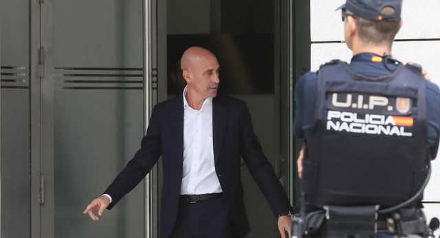 El juez ratifica su decisión de proponer juzgar a Rubiales por el beso a Jennifer Hermoso tras escuchar a Montse Tomé