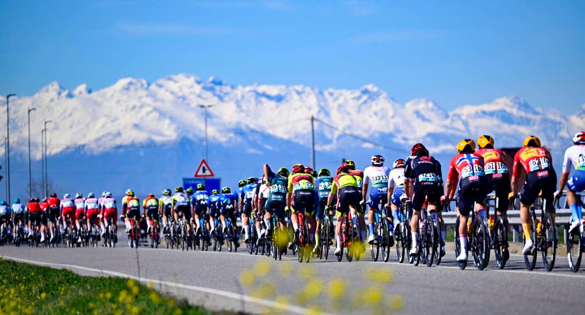 Saber posicionarse dentro del pelotón es clave dentro de una carrera ciclista./EFE