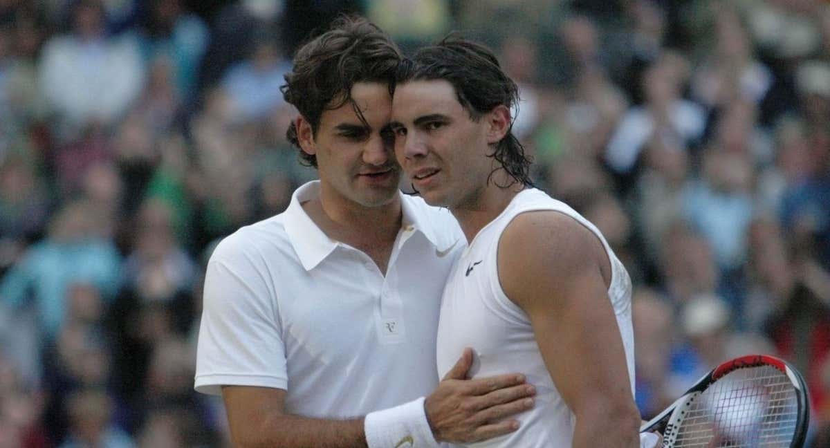 Roger Federer saluda a Rafael Nadal tras la final de Wimbledon 2008. /REUTERS/Alessia Pierdomenico