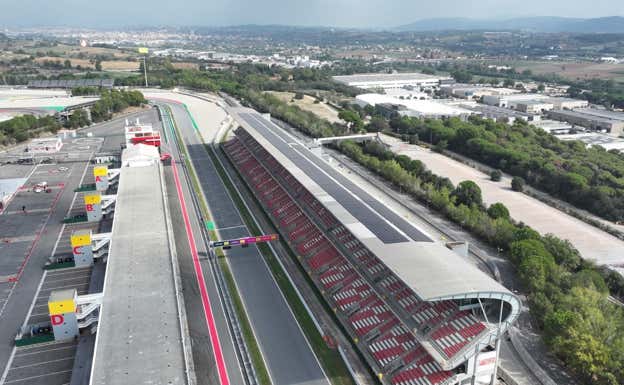 Recta de meta del Circuit de Barcelona-Catalunya con las placas solares en la tribuna principal.  Circuit de Barcelona-Catalunya.
