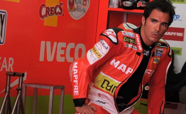 Toni Elías hace estiramientos en el GP de Catalunya de MotoGP 2012.  AFP