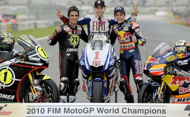 Toni Elías, Jorge Lorenzo y Marc Márquez, campeones del mundo 2010 de Moto2, MotoGP y Moto3, respectivamente.  AFP
