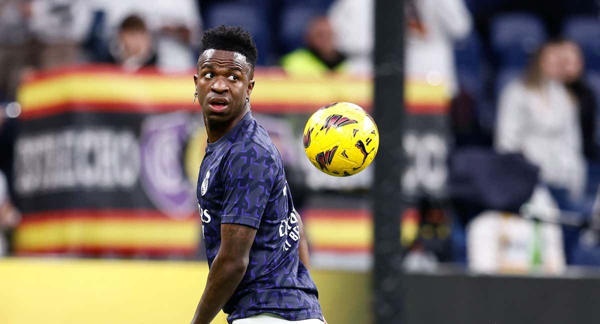 Vinicius durante un calentamiento previo a un partido con el Real Madrid.