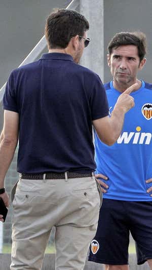 Alemany charla con Marcelino.