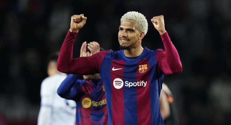 Araujo celebra el pase ante el Nápoles.