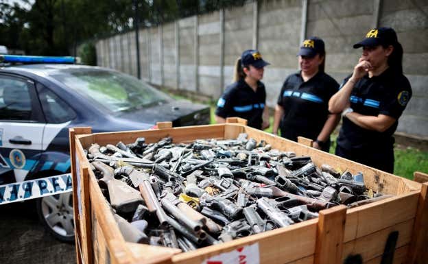 Las autoridades decomisan varias armas en una redada contra grupos criminales.  REUTERS