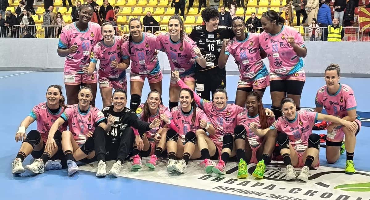 La Selección española femenina de balonmano celebra la victoria contra Macedonia del Norte que le clasificó para el Europeo de 2024.