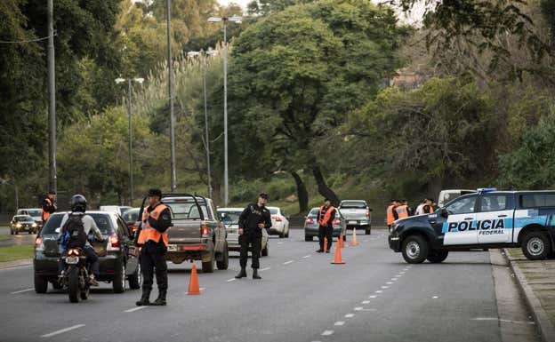 Los controles policiales están a la orden del día en la Avenida de la Circunvalación, una de las vías de acceso a Rosario. AFP