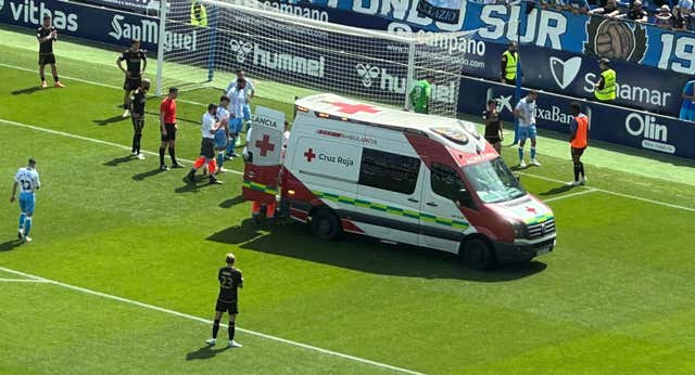 Susto en La Rosaleda: Dioni abandona el campo en ambulancia y sufre un «traumatismo craneoencefálico»