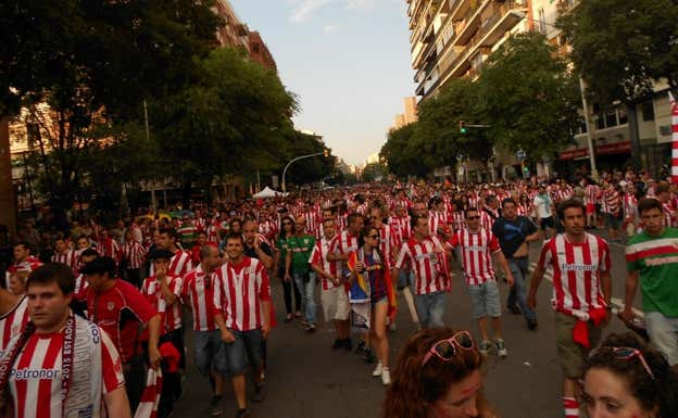 La kalejira de los aficionados del Athletic Club será masiva una vez más.  Relevo