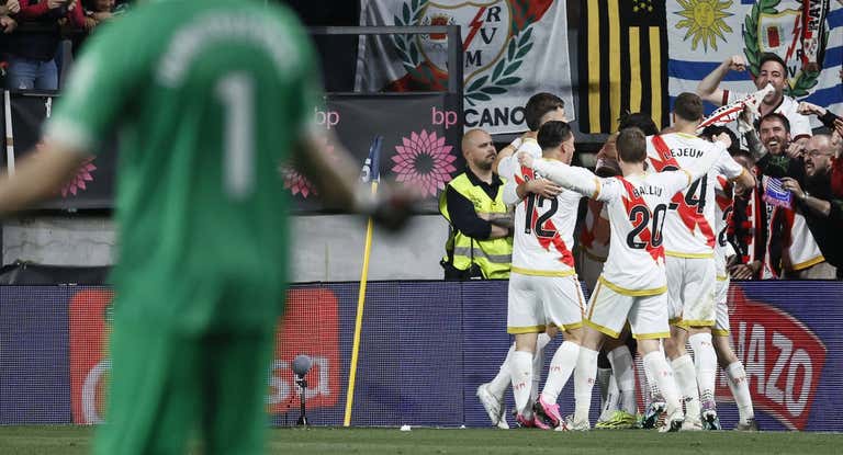 Los jugadores del Rayo celebran uno de los goles del partido.