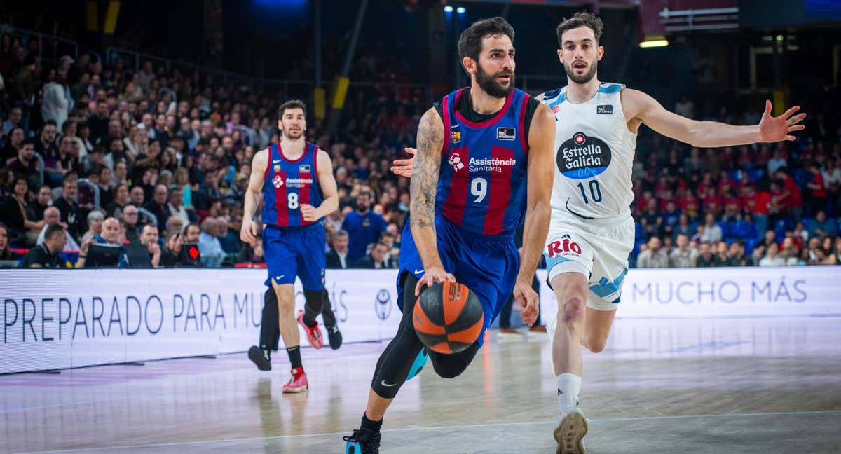 Ricky Rubio maneja el balón ante la defensa de Sergi García