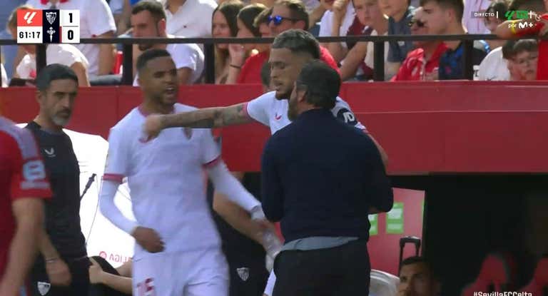 En-Nesyri y Quique se enzarzan en la banda del Pizjuán.