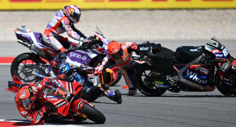 Caída de Marc Márquez y Miguel Oliveira en Portimao la temporada pasada.